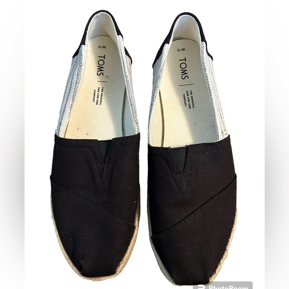 Tom’s Women’s Alpargata Rope Loafer in black and white. Size 9